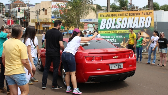 Laranjeiras - Mais de 400 carros foram adesivados em ato em favor de Bolsonaro 
